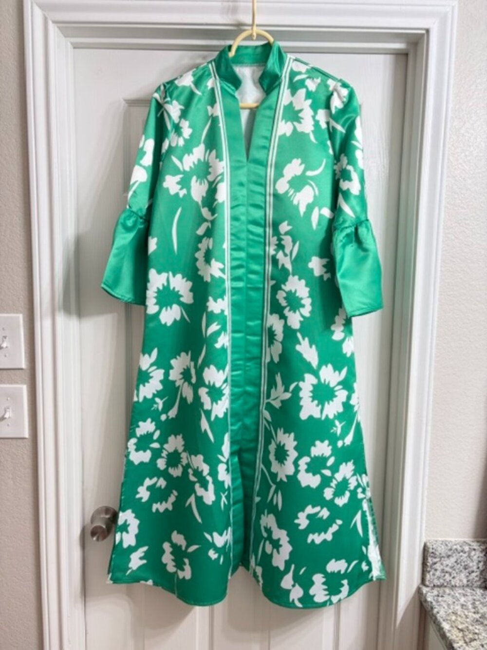 Women's Green and White Satin Kimono, Size Large (NWOT)